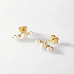 Edge of Ember Style | Gili Pearl Necklace